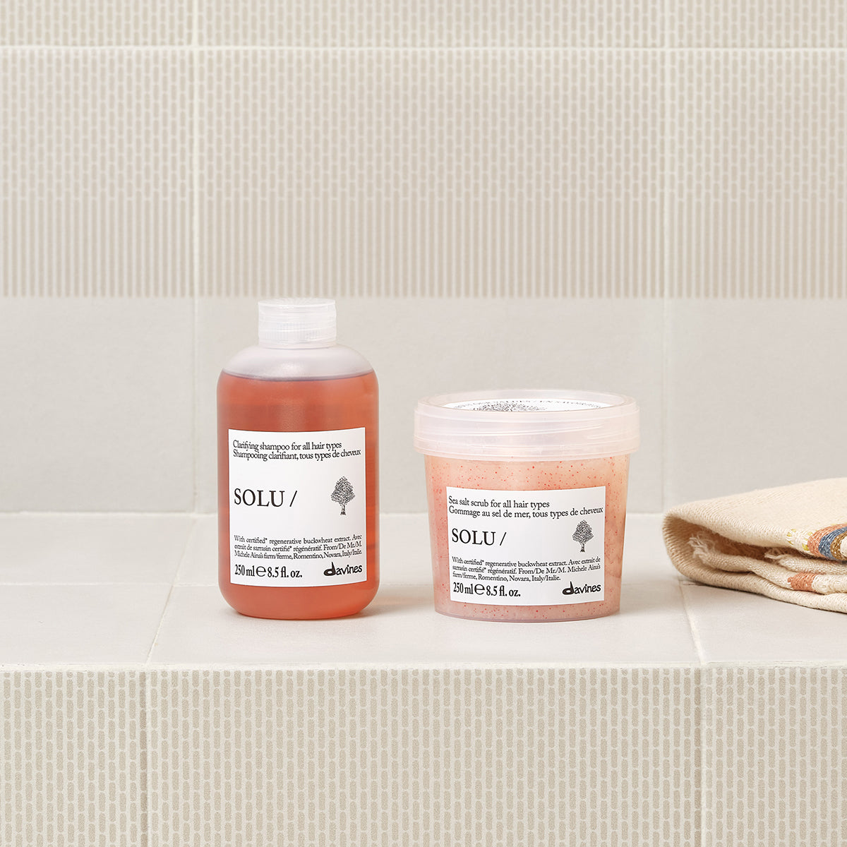 
Davines SOLU Sea Salt Scrub - Deep cleansing sea salt scrub for all hair types